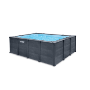Découvrez la dernière innovation de l'année 2023 ! Le modèle de piscine Graphite iNTEX se présente désormais sous une forme rectangulaire, offrant ainsi un confort de nage accru. Son revêtement en lames de PVC s'intègre harmonieusement à tout environnement extérieur, ajoutant une touche d'élégance à votre espace de vie en plein air. - Dimensions : L x l x h : 4.00 x 3.00 x 1.24 m - Dimensions au sol : L x l : 4.00 x 3.00 m - Dimensions surface de nage : L x l : 3.66 x 2.62 m - Hauteur d'eau : 1.07 m - Capacité : 1.01 m - Débit : 4 m³/h