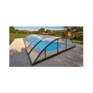 Choisir un abri piscine bas offre un compromis idéal entre esthétique, fonctionnalité et discrétion. Ce type d’abri permet de garder une vue imprenable sur votre jardin tout en assurant la protection et le chauffage de votre piscine. En effet, installer un abri sur votre piscine permet d’augmenter naturellement la température de l’eau de +6 à +9°C.