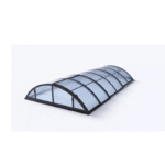 Choisir un abri piscine bas offre un compromis idéal entre esthétique, fonctionnalité et discrétion. Ce type d’abri permet de garder une vue imprenable sur votre jardin tout en assurant la protection et le chauffage de votre piscine. En effet, installer un abri sur votre piscine permet d’augmenter naturellement la température de l’eau de +6 à +9°C.