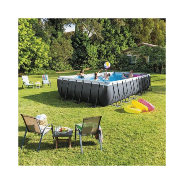 Ultra XTR 7,32 m : une grande piscine tubulaire Les piscines tubulaires Intex Ultra XTR sont pourvues d'un liner ultra résistant et d'un fond triple épaisseur pour une solidité et une robustesse incomparables. Avec leur design sobre et épuré et leur couleur tendance, ces piscines se fonderont parfaitement dans n'importe quel environnement que ce soit jardin, patio ou encore terrasse. Cette piscine rectangulaire longue de plus de 7 mètres vous procurera les sensations d'une véritable piscine enterrée ! D'une solidité à l'épreuve du temps, elle séduira toute la famille par sa simplicité au montage (une petite heure seulement) et son confort une fois montée. Pour toutes ces raisons, cette piscine hors sol a vraiment tout d'une grande ! Et pour toujours plus de plaisir, venez découvrir notre large sélection de jeux de piscine. Une piscine Intex équipée de la tête aux pieds Pour votre plus grand confort, la marque Intex vous propose dans ce kit, de nombreux accessoires. 1 filtre à sable 6 m³/h adapté ; 1 bâche de protection ; 1 tapis de sol pour une meilleure protection et stabilité ; 1 échelle de sécurité avec marches amovibles ; Vannes d'arrêt.