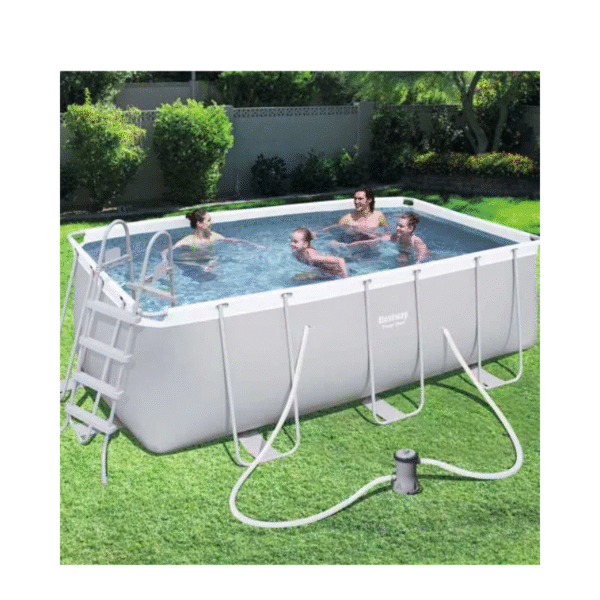 Le kit de Bestway Power Steel qui comprend une piscine rectangulaire, une pompe de filtration à cartouche (II) et une échelle regroupe tous les ingrédients pour passer des moments agréables lorsque le soleil est de sortie. La forme en rectangle permet de faire des petites longueurs, de se détendre avec les jeux d'eau, se rafraîchir ou encore de faire de l'aquagym !