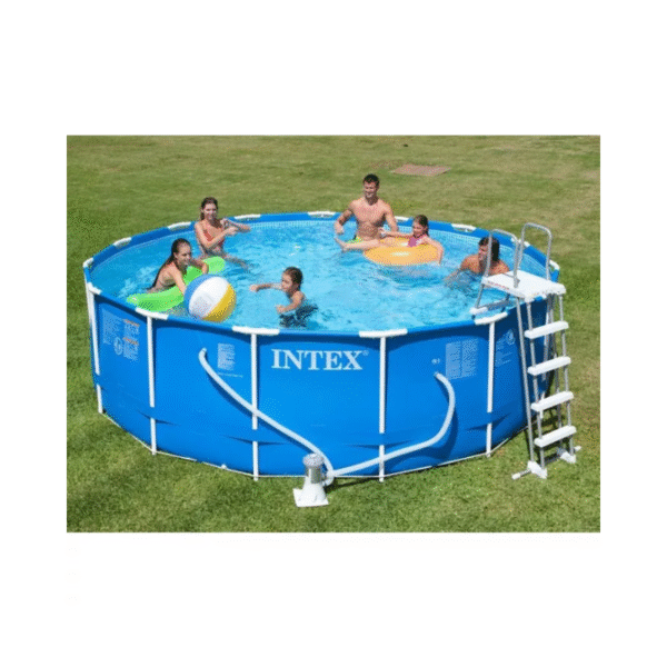 Laissez-vous séduire par un classique de la piscine tubulaire Si vous voulez vous faire plaisir ainsi qu'à toute votre famille cet été, optez pour la piscine tubulaire ! Cette piscine tubulaire de la marque Intex saura vous séduire par son espace de nage important. D'une hauteur de 1,22 m, les plus grands pourront profiter entièrement de l'eau. Cette piscine hors sol est particulièrement simple à monter : en près de 45 minutes, elle s'installera dans votre jardin, pour vous laissez profiter un maximum du soleil ! Les tubes se clipsent facilement en toute sécurité. De plus, pour vous procurer une eau toujours plus propre, cette piscine vous est livrée avec son épurateur d'une capacité de 2,7 m³/h. (Pour information, le 3,8 m³/h mentionné auparavant dans notre fiche produit correspond à la vitesse de refoulement en sortie de l’appareil. le chiffre 2,7 m³/h présent sur le packaging du produit correspond à la vitesse de refoulement à l'entrée dans l’appareil. Il s'agit bien du même appareil.) Vos enfants seront ravis de découvrir les plaisirs de l'eau...et vous?