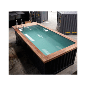 rès tendance ces derniers temps, la piscine container fait beaucoup parler d’elle ! La piscine container est un concept qui vient d’Australie et qui s’est depuis, largement répandu partout dans le monde et notamment en France. Modulable, durable et personnalisable, la piscine container a tout pour séduire ! Une piscine container est tout simplement une piscine aménagée dans un container maritime. Si à la base de container maritime est conçu pour le transport de marchandise, il bénéficie de plus en plus d’une seconde vie en étant recyclé et transformé : maison container, bureau container, hôtel container, et bien sûr piscine container ! Tout comme une piscine creusée traditionnelle, la piscine container peut être installée en hors-sol, semi-enterrée ou bien enterrée. Lors de son installation, la piscine container est posée sur des dalles de calage ou sur une dalle de béton.