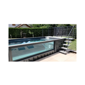 rès tendance ces derniers temps, la piscine container fait beaucoup parler d’elle ! La piscine container est un concept qui vient d’Australie et qui s’est depuis, largement répandu partout dans le monde et notamment en France. Modulable, durable et personnalisable, la piscine container a tout pour séduire ! Une piscine container est tout simplement une piscine aménagée dans un container maritime. Si à la base de container maritime est conçu pour le transport de marchandise, il bénéficie de plus en plus d’une seconde vie en étant recyclé et transformé : maison container, bureau container, hôtel container, et bien sûr piscine container ! Tout comme une piscine creusée traditionnelle, la piscine container peut être installée en hors-sol, semi-enterrée ou bien enterrée. Lors de son installation, la piscine container est posée sur des dalles de calage ou sur une dalle de béton.