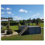 rès tendance ces derniers temps, la piscine container fait beaucoup parler d’elle ! La piscine container est un concept qui vient d’Australie et qui s’est depuis, largement répandu partout dans le monde et notamment en France. Modulable, durable et personnalisable, la piscine container a tout pour séduire ! Une piscine container est tout simplement une piscine aménagée dans un container maritime. Si à la base de container maritime est conçu pour le transport de marchandise, il bénéficie de plus en plus d’une seconde vie en étant recyclé et transformé : maison container, bureau container, hôtel container, et bien sûr piscine container ! Tout comme une piscine creusée traditionnelle, la piscine container peut être installée en hors-sol, semi-enterrée ou bien enterrée. Lors de son installation, la piscine container est posée sur des dalles de calage ou sur une dalle de béton.