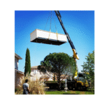 rès tendance ces derniers temps, la piscine container fait beaucoup parler d’elle ! La piscine container est un concept qui vient d’Australie et qui s’est depuis, largement répandu partout dans le monde et notamment en France. Modulable, durable et personnalisable, la piscine container a tout pour séduire ! Une piscine container est tout simplement une piscine aménagée dans un container maritime. Si à la base de container maritime est conçu pour le transport de marchandise, il bénéficie de plus en plus d’une seconde vie en étant recyclé et transformé : maison container, bureau container, hôtel container, et bien sûr piscine container ! Tout comme une piscine creusée traditionnelle, la piscine container peut être installée en hors-sol, semi-enterrée ou bien enterrée. Lors de son installation, la piscine container est posée sur des dalles de calage ou sur une dalle de béton.